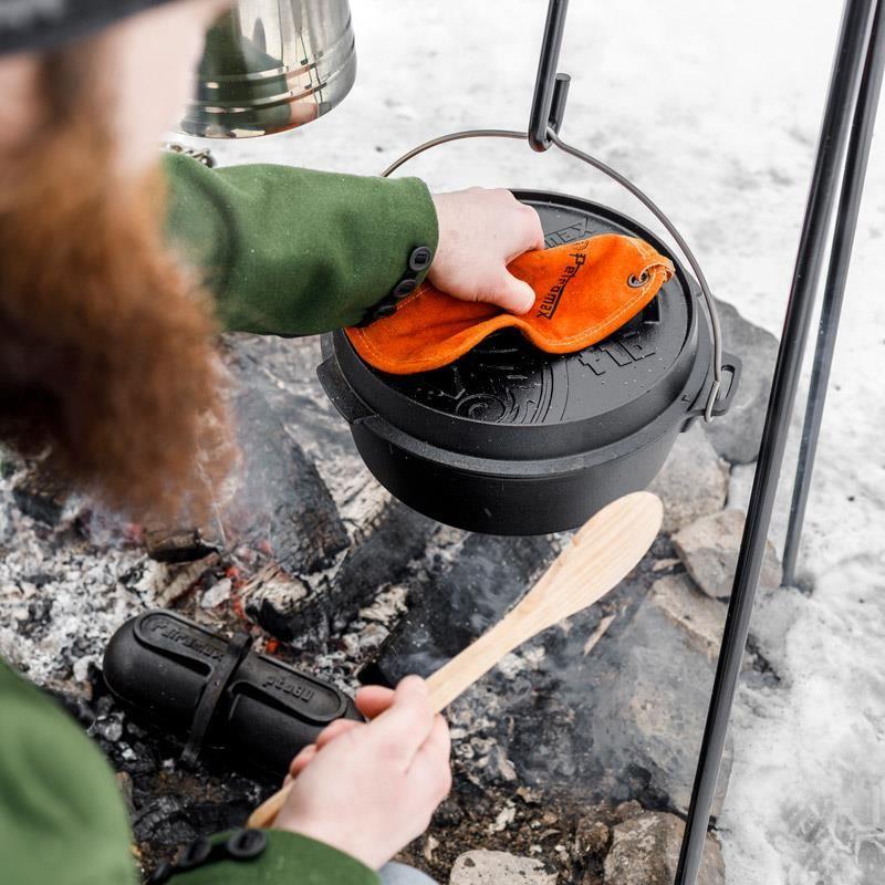 Petromax 5.5L FT6 Cast Iron Dutch Oven with Legs - Hill and Dale Outdoors